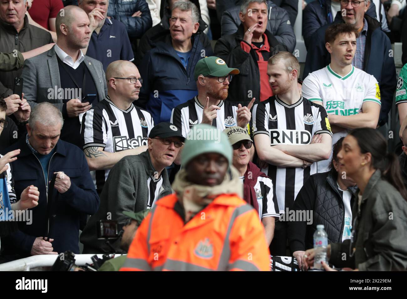 Les fans sourds de Newcastle United portent un nouveau maillot haptique pour découvrir le jeu dans le cadre d'une collaboration entre SELA et la Royal Royal Hearing Loss Charity - Newcastle United v Tottenham Hotspur, premier League, St James' Park, Newcastle upon Tyne, Royaume-Uni - 13 avril 2024 usage éditorial uniquement - des restrictions de DataCo s'appliquent Banque D'Images