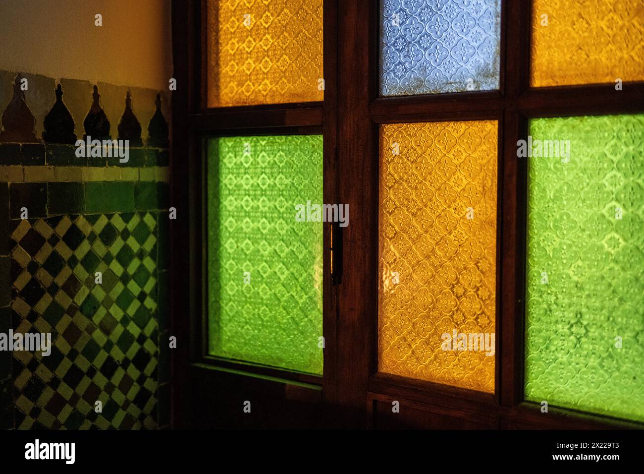 Vue détaillée de la porte en vitrail coloré dans un Riad situé dans la médina de Fès, Maroc. Banque D'Images