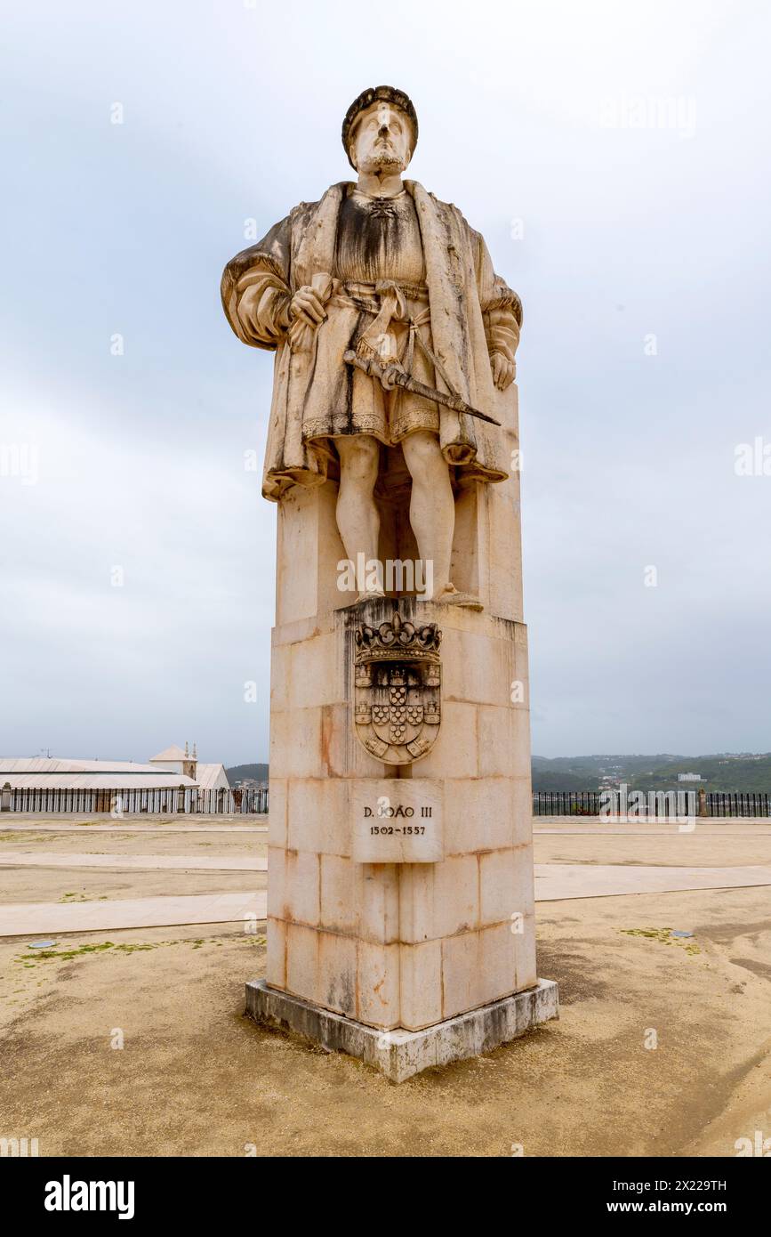 Statue du roi João III (1521-57) dans la cour de l'Université de Coimbra à Coimbra, Portugal. A été créé à Lisbonne en 1290, il est allé thro Banque D'Images
