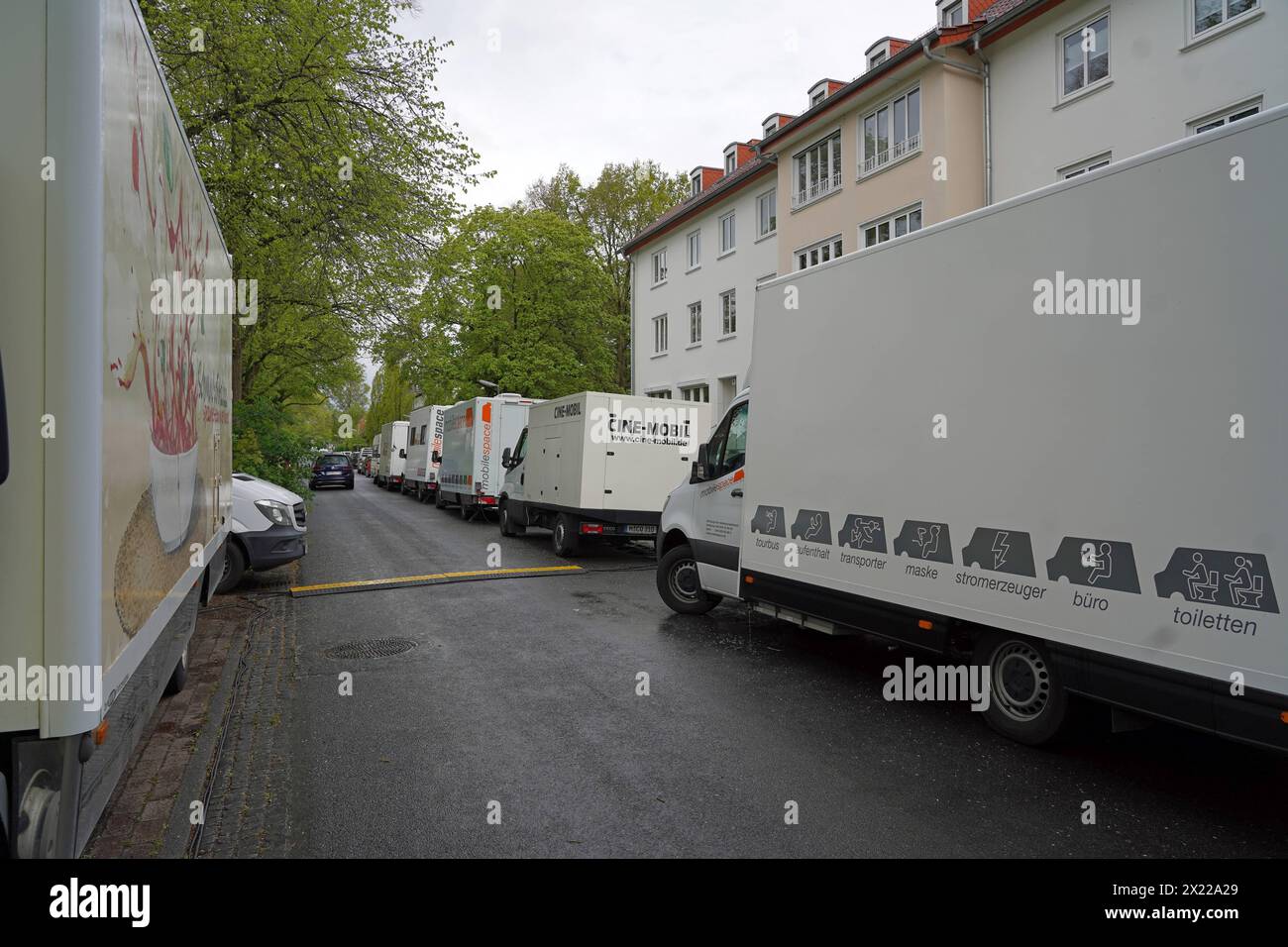 Dreharbeiten für den Bremer Tatort 2025 mit dem Arbeitstitel Aus dem Blick. Hier : Die Teamfahrzeuge in einer Seitenstraße des Bremer Geteviertels. Der Bremer Tatort wird vom Radio-Bremen-Tochterunternehmen Bremedia im Auftrag der ARD und der ARD Degeto film produziert. *** Tournage pour le Tatort de Brême 2025 avec le titre provisoire Aus dem Blick Voici les véhicules de l'équipe dans une rue latérale du quartier Geteviertel de Brême le Tatort de Brême est produit par Bremedia, filiale de Radio Brême, pour ARD et ARD Degeto film Banque D'Images