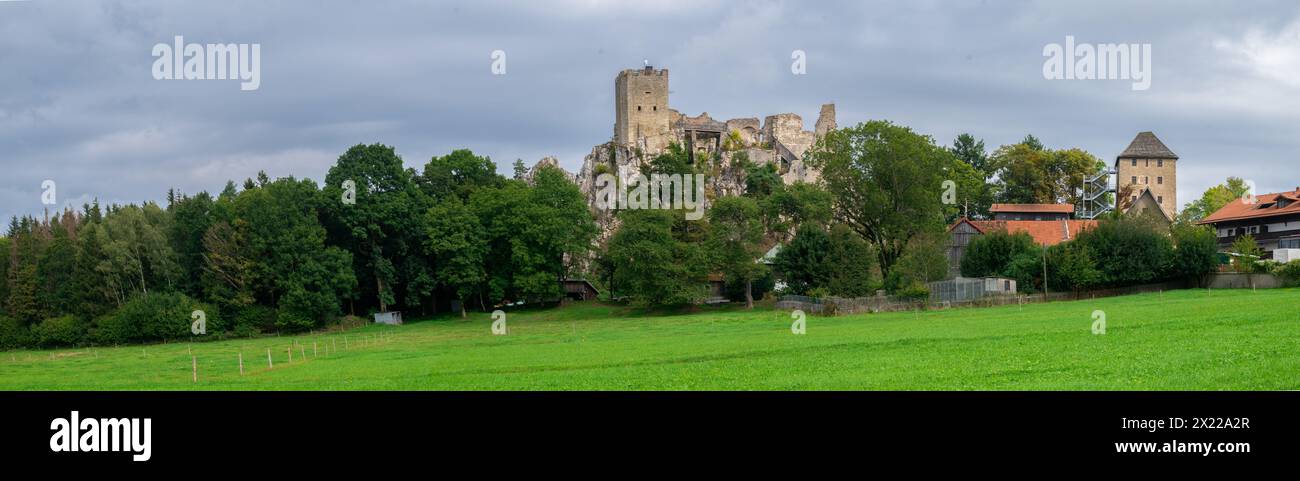 Le château de Weissenstein à Regen a été construit sur une roche de quartz, le "Grossen Pfahl", vers 1100, Bavière, Allemagne Banque D'Images