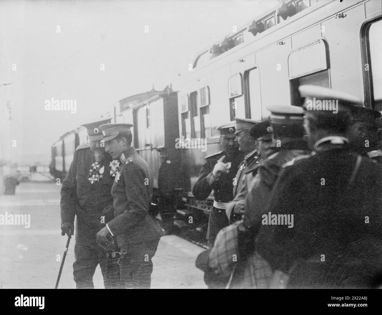 Roi Ferd. Chuchotements au Prince Boris, (1912?). Montre Ferdinand Ier, tsar de Bulgarie, et son fils le prince Boris, probablement près d'Adrianople pendant la première guerre des Balkans. Banque D'Images