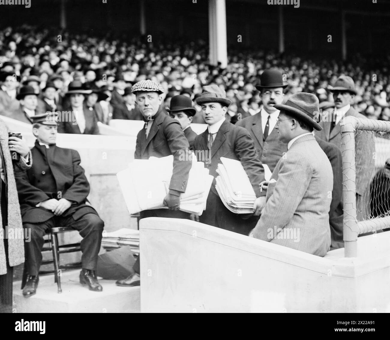 Géo. Cohan au TITANIC Game, 1912. Montre George M. Cohan à un match de baseball pour amasser des fonds pour les survivants de la catastrophe du RMS Titanic, Polo Grounds, New York City. Banque D'Images