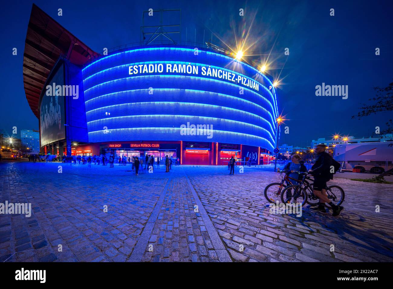 L'extérieur du stade Ramon Sanchez-Pizjuan, domicile du Sevilla FC, illuminé par des LED bleues pour un match de l'UEFA Champions League à Sevilla, SP Banque D'Images