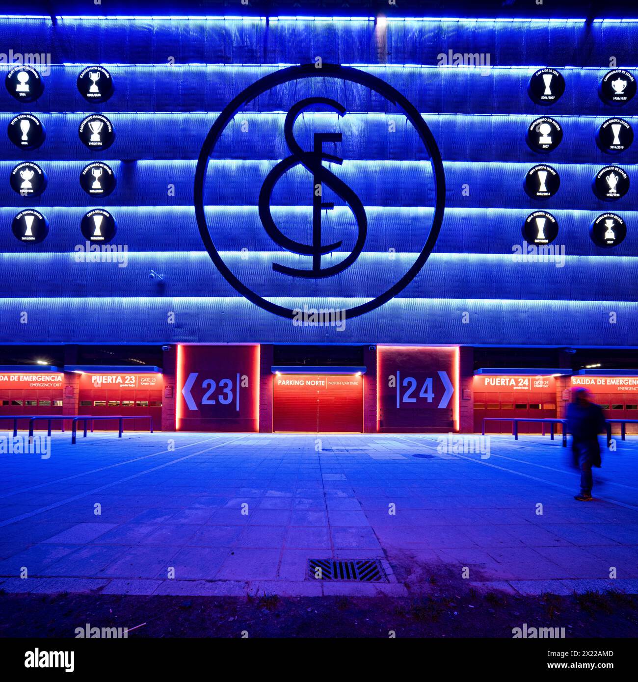 L'extérieur du stade Ramon Sanchez-Pizjuan, domicile du Sevilla FC, illuminé par des LED bleues pour un match de l'UEFA Champions League à Sevilla, SP Banque D'Images
