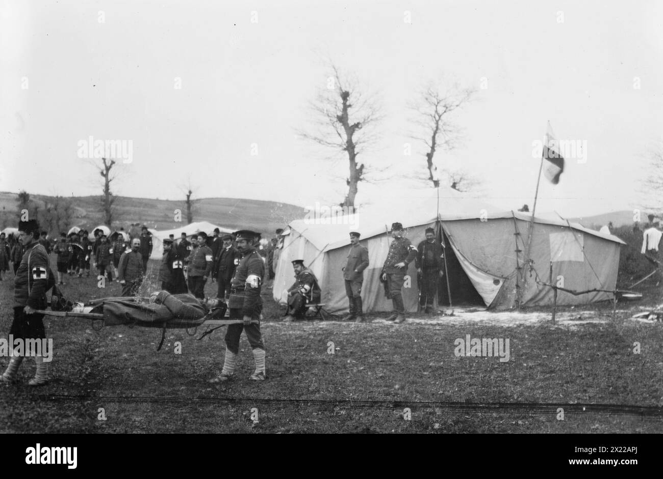 Portant mort, Tchataldja #5, entre c1910 et c1915. Affiche bulgare ? Personnel médical transportant l'homme sur civière à Catalca, Turquie pendant les guerres balkaniques. Banque D'Images