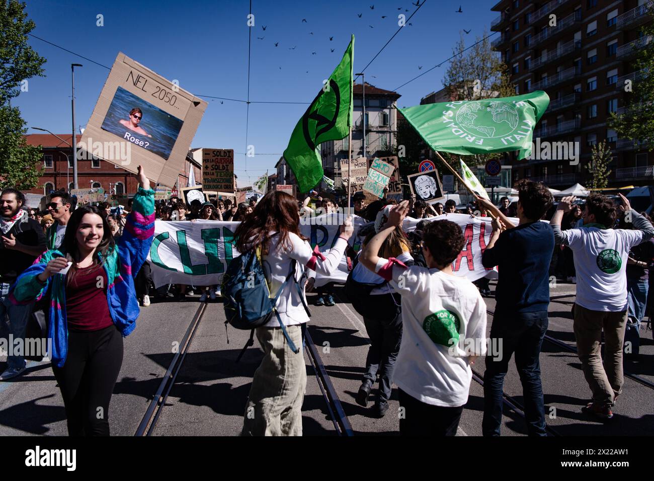 Torino, Italie. 19 avril 2024. Des militants pour le climat participent à la manifestation Global Strike for the Climate, organisée par le mouvement Friday for future à Turin - vendredi 19 avril 2024. Actualités (photo de Marco Alpozzi/Lapresse) crédit : LaPresse/Alamy Live News Banque D'Images