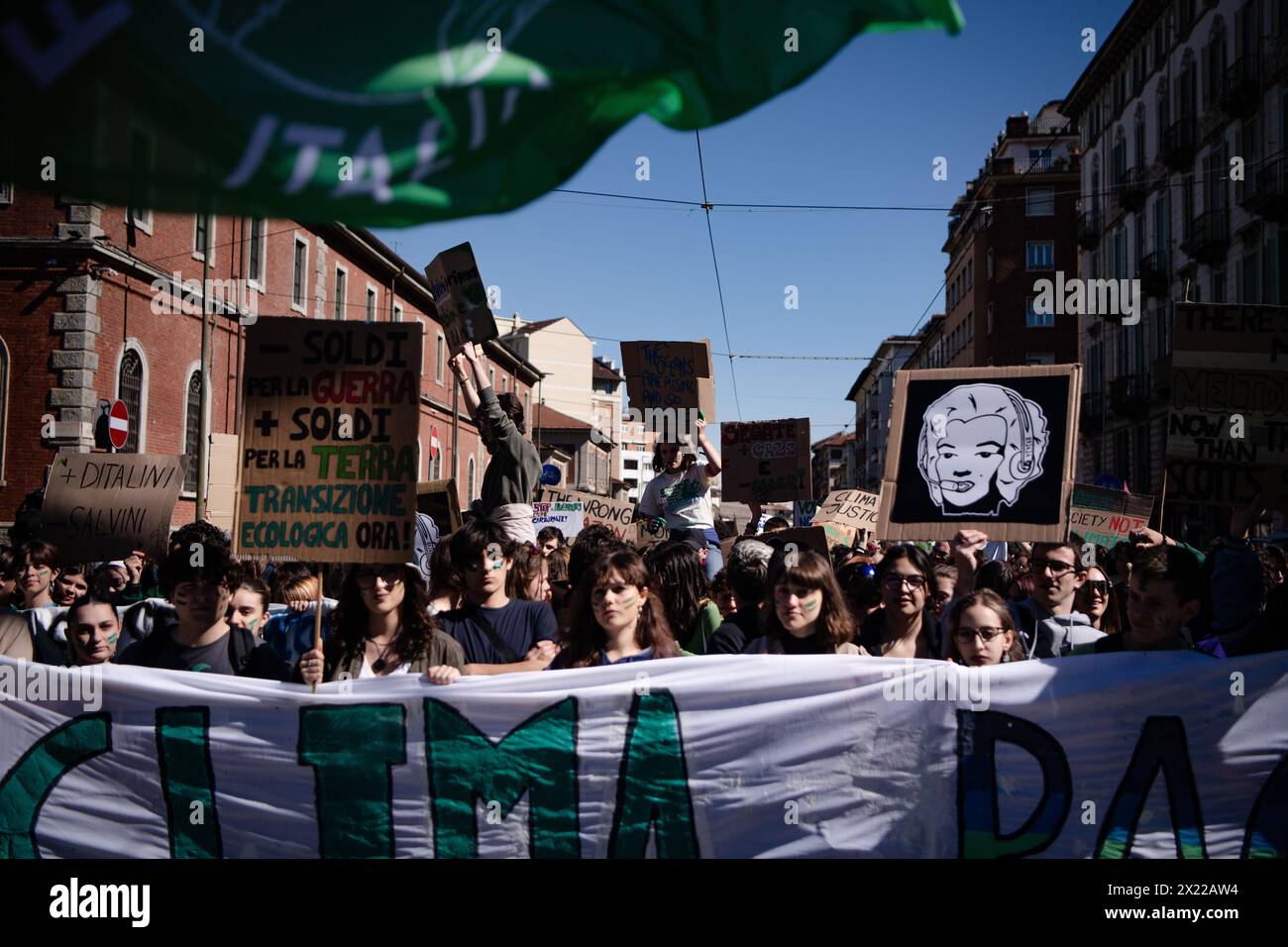 Torino, Italie. 19 avril 2024. Des militants pour le climat participent à la manifestation Global Strike for the Climate, organisée par le mouvement Friday for future à Turin - vendredi 19 avril 2024. Actualités (photo de Marco Alpozzi/Lapresse) crédit : LaPresse/Alamy Live News Banque D'Images