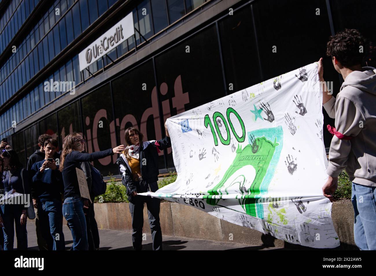 Torino, Italie. 19 avril 2024. Des militants pour le climat manifestent contre la banque devant un siège d'Unicredit à Turin lors de la manifestation Global Strike for the Climate, organisée par le mouvement Friday for future à Turin - vendredi 19 avril 2024. Actualités (photo de Marco Alpozzi/Lapresse) crédit : LaPresse/Alamy Live News Banque D'Images