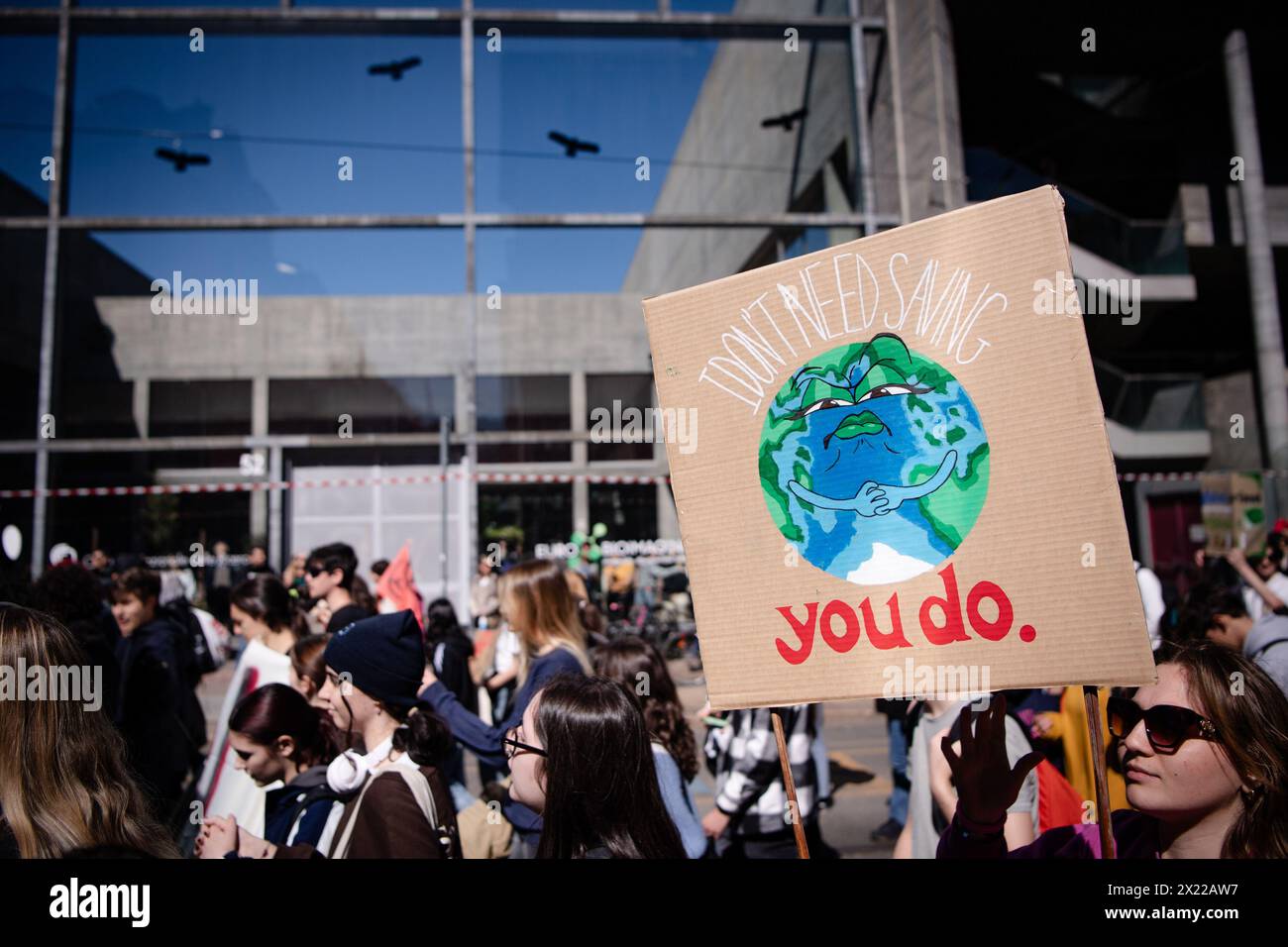 Torino, Italie. 19 avril 2024. Des militants pour le climat participent à la manifestation Global Strike for the Climate, organisée par le mouvement Friday for future à Turin - vendredi 19 avril 2024. Actualités (photo de Marco Alpozzi/Lapresse) crédit : LaPresse/Alamy Live News Banque D'Images