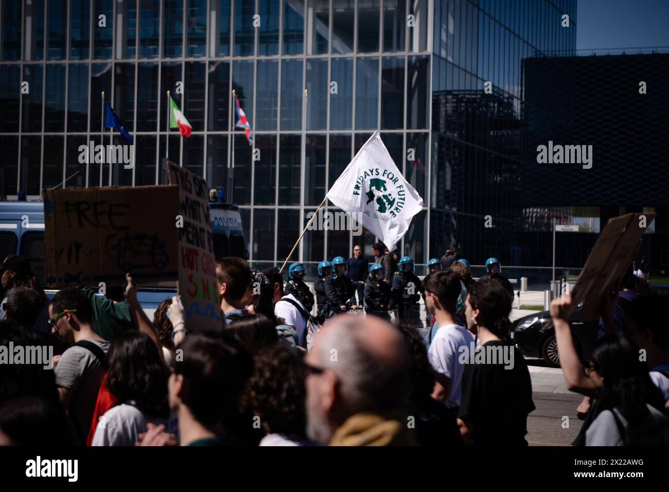 Torino, Italie. 19 avril 2024. Des militants pour le climat participent à la manifestation Global Strike for the Climate, organisée par le mouvement Friday for future à Turin - vendredi 19 avril 2024. Actualités (photo de Marco Alpozzi/Lapresse) crédit : LaPresse/Alamy Live News Banque D'Images