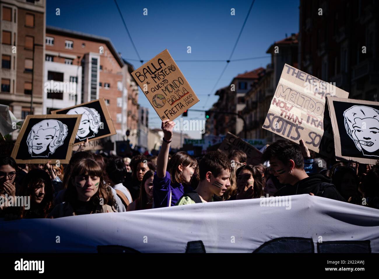 Torino, Italie. 19 avril 2024. Des militants pour le climat participent à la manifestation Global Strike for the Climate, organisée par le mouvement Friday for future à Turin - vendredi 19 avril 2024. Actualités (photo de Marco Alpozzi/Lapresse) crédit : LaPresse/Alamy Live News Banque D'Images