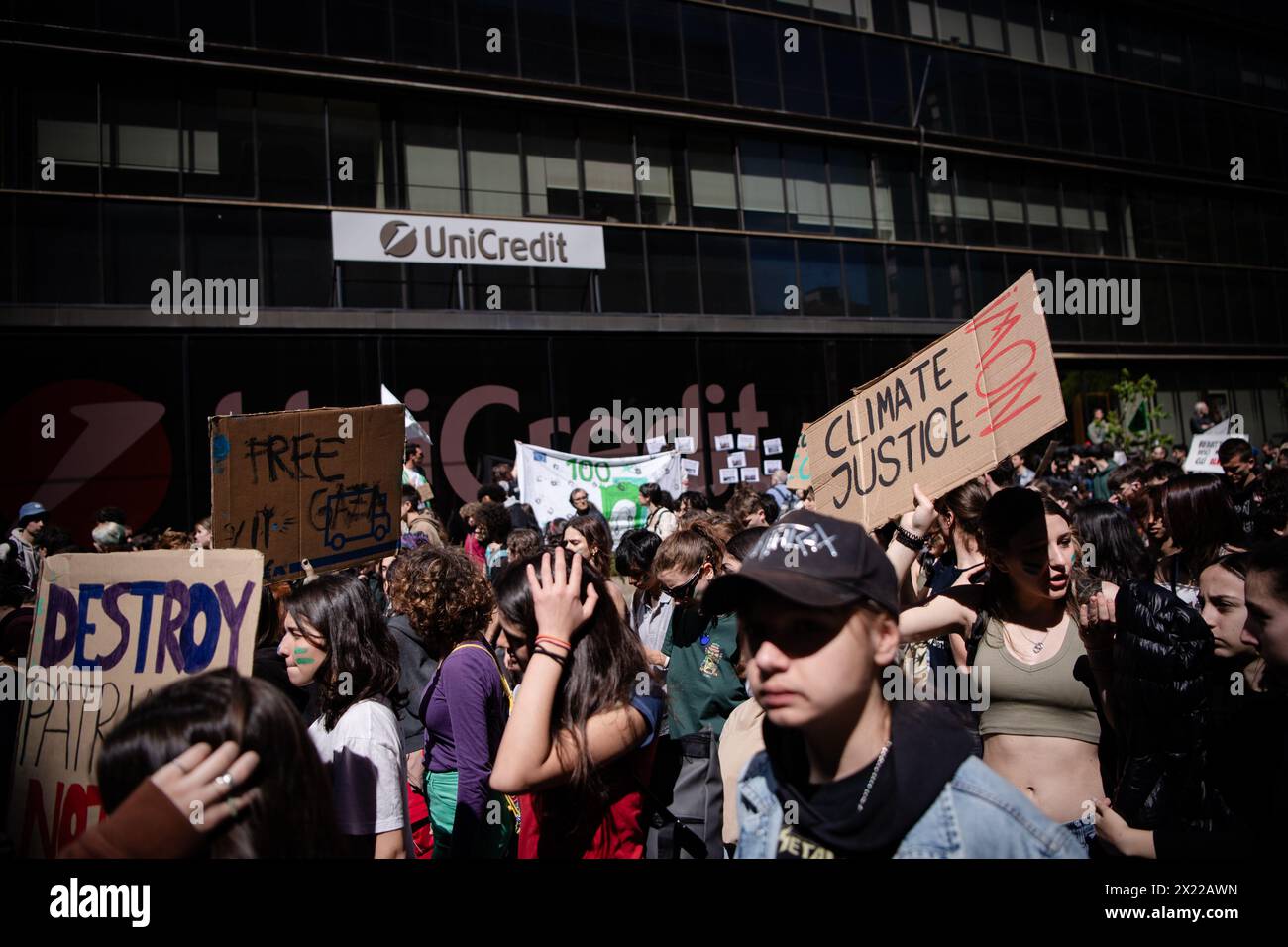 Torino, Italie. 19 avril 2024. Des militants pour le climat participent à la manifestation Global Strike for the Climate, organisée par le mouvement Friday for future à Turin - vendredi 19 avril 2024. Actualités (photo de Marco Alpozzi/Lapresse) crédit : LaPresse/Alamy Live News Banque D'Images