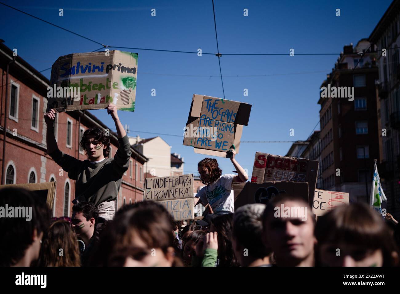 Torino, Italie. 19 avril 2024. Des militants pour le climat participent à la manifestation Global Strike for the Climate, organisée par le mouvement Friday for future à Turin - vendredi 19 avril 2024. Actualités (photo de Marco Alpozzi/Lapresse) crédit : LaPresse/Alamy Live News Banque D'Images