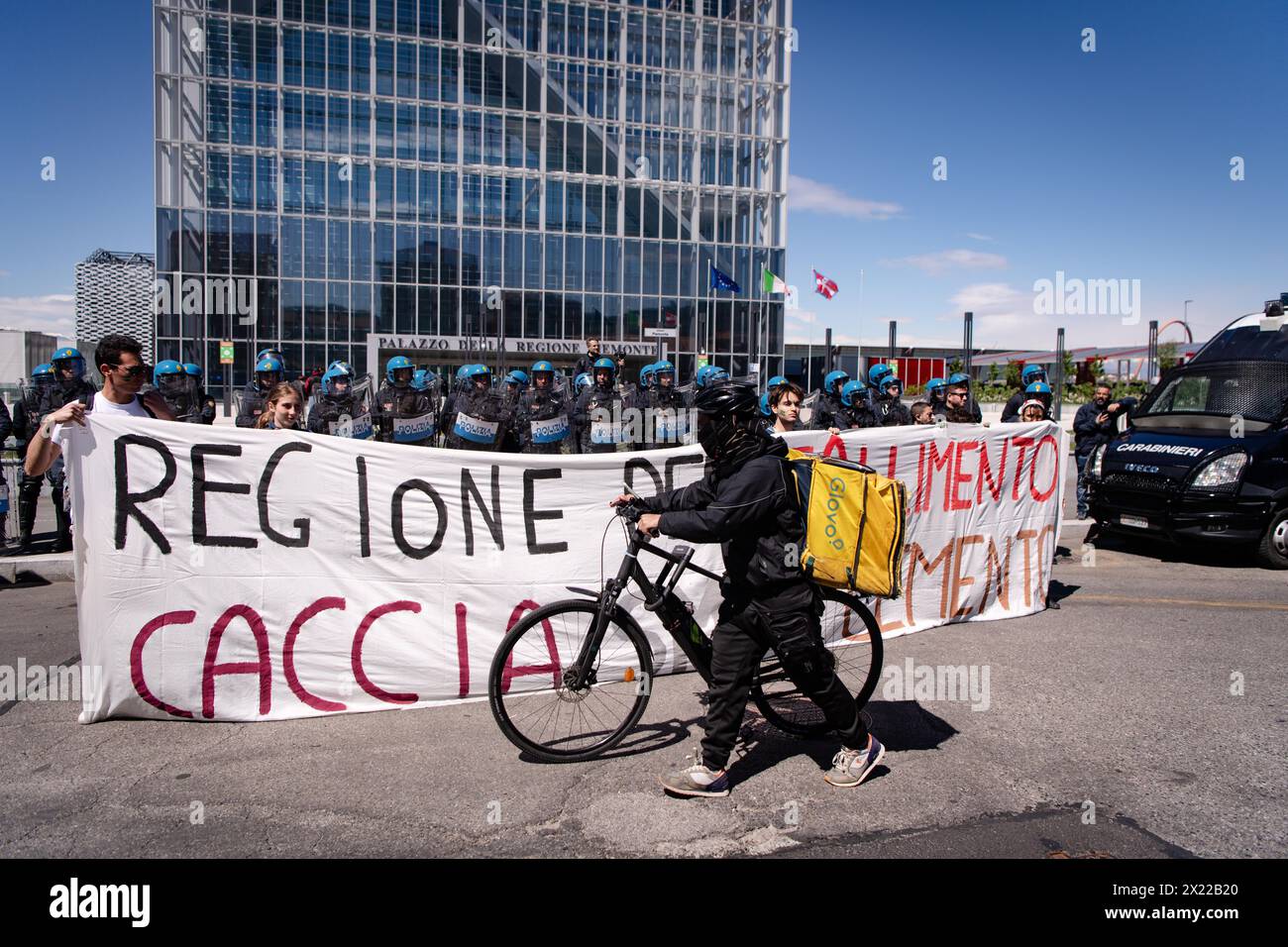 Torino, Italie. 19 avril 2024. Le cycliste de livraison de vélo marche devant les activistes du climat lors de la manifestation Global Strike for the Climate, organisée par le mouvement Friday for future à Turin - vendredi 19 avril 2024. Actualités (photo de Marco Alpozzi/Lapresse) crédit : LaPresse/Alamy Live News Banque D'Images