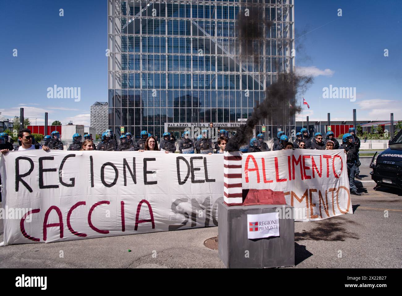 Torino, Italie. 19 avril 2024. Maquette d'une usine avec un smokestack devant le gratte-ciel de la Regione Piemonte lors de la manifestation Global Strike for the Climate, organisée par vendredi pour le mouvement futur à Turin - vendredi 19 avril 2024. Actualités (photo de Marco Alpozzi/Lapresse) crédit : LaPresse/Alamy Live News Banque D'Images