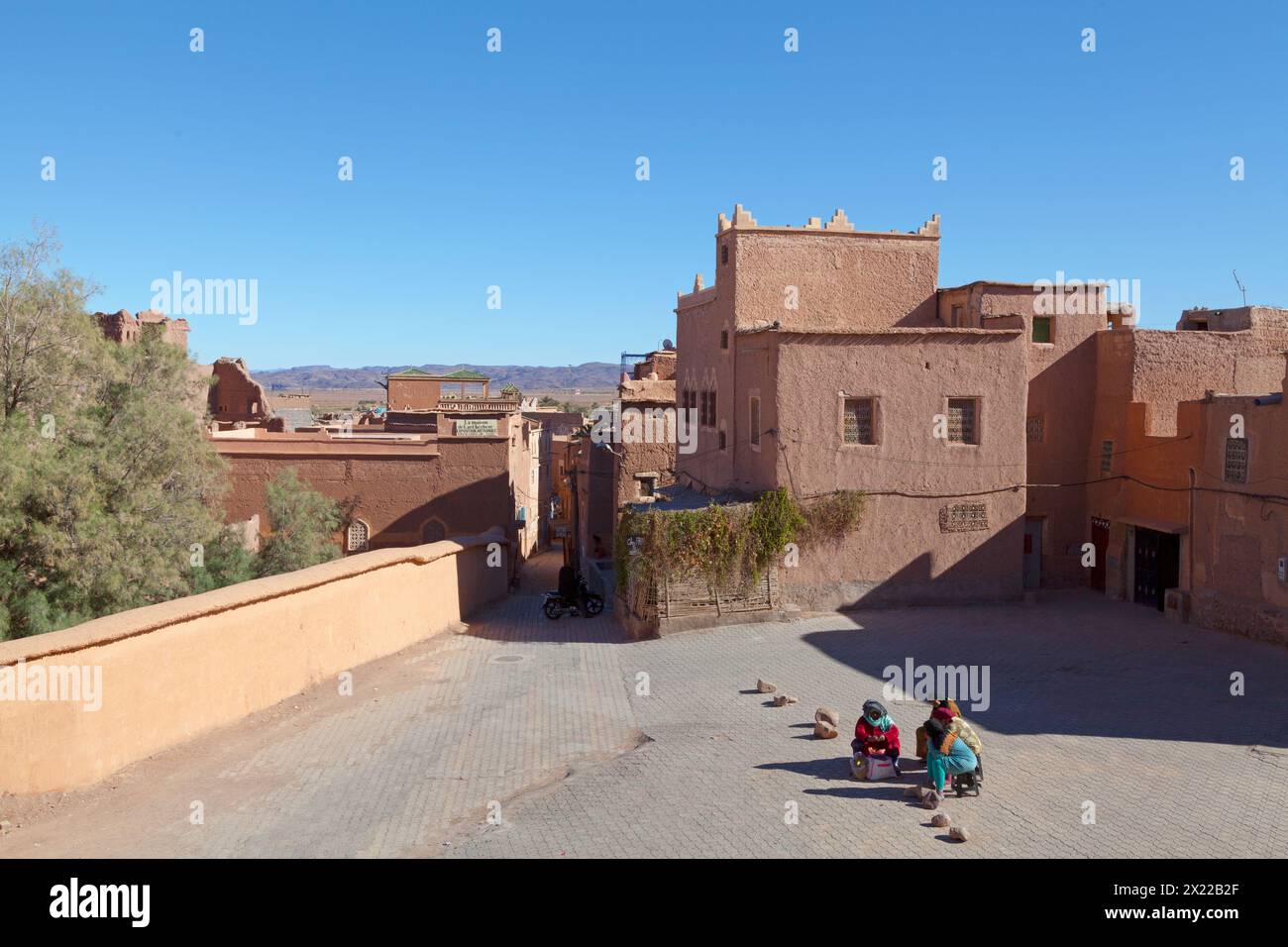 Ouarzazate, Maroc - janvier 30 2019 : femmes berbères chattant dans la rue de la Mosquée (en anglais : rue de la Mosquée) à l'intérieur de la Kasbah Taourirt. Banque D'Images