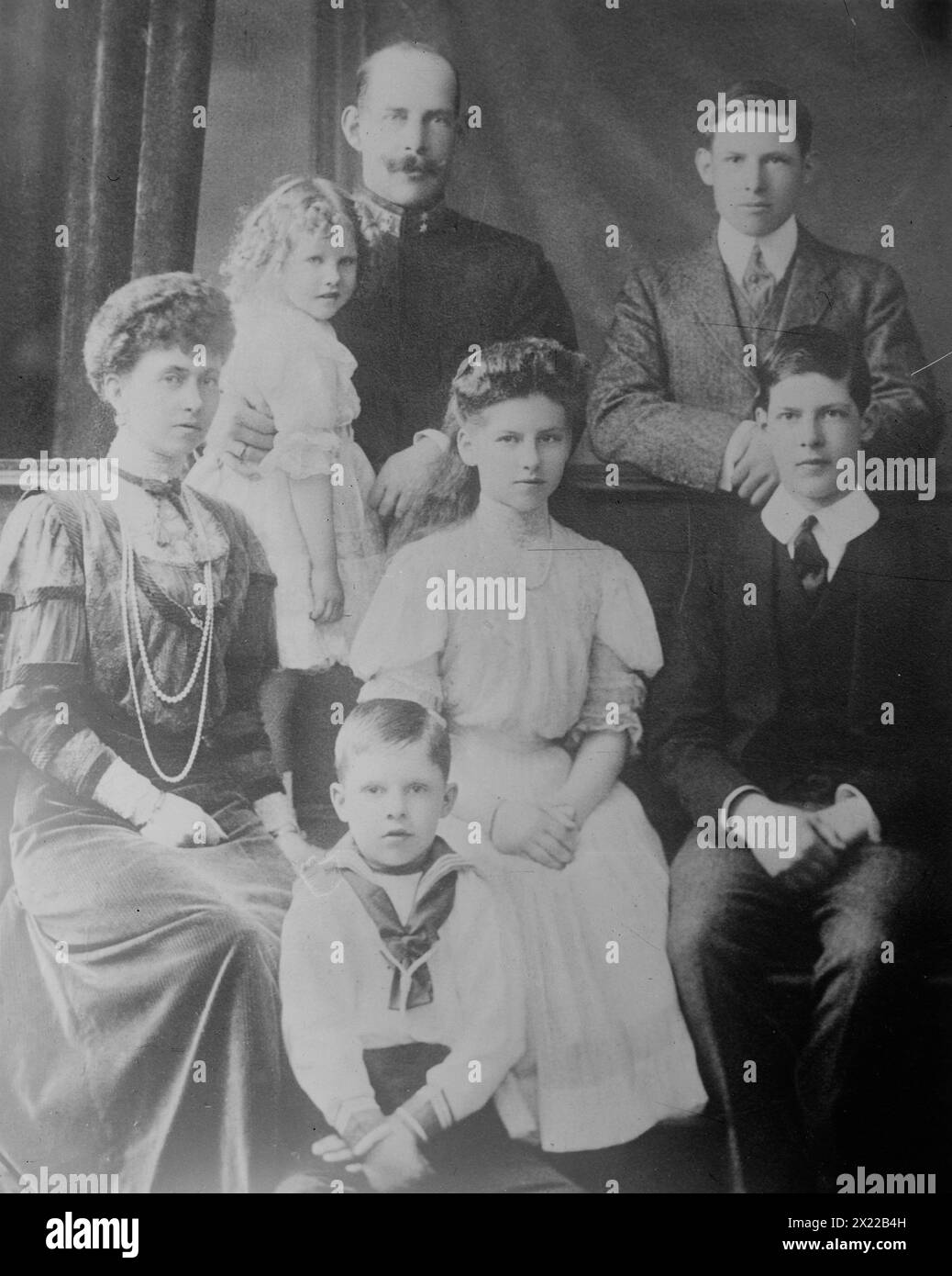 Roi de Grèce &amp ; famille, entre c1910 et c1915. Montre assis (de gauche à droite) Sophie de Prusse (1870-1932), Paul de Grèce (1901-1964), Hélène de Grèce et de Danemark (1896-1982), Alexandre, roi des Hellènes (1893-1920) ; assis (de gauche à droite) la princesse Irène, duchesse d'Aoste (1904-1974) ; Constantin Ier, roi des Hellènes (1868-1923) ; et Georges II de Grèce (1890-1923). Banque D'Images