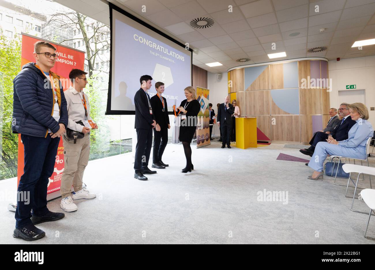 La Reine Mathilde de Belgique (R) photographiée lors d'une visite royale à la Fédération bancaire européenne (EBF) dans le cadre de la mission de la Reine en tant que défenseur des objectifs de développement des Nations Unies (ODD), à Bruxelles, vendredi 19 avril 2024. Cette visite sur l’éducation financière s’inscrit dans le cadre de l’ODD 4, qui prône une éducation de qualité pour tous. La Reine assiste pour la première fois à la cérémonie de remise des prix du Quiz sur l’argent européen, auquel participent des étudiants de plus de 20 pays européens. Elle rencontrera ensuite les six gagnants. BELGA PHOTO BENOIT DOPPAGNE Banque D'Images