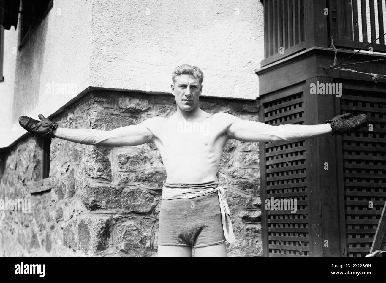 Bombardier Wells, 1912. Montre Bombardier Billy (William Thomas) Wells, boxeur anglais, se préparant à Rye, New York, pour combattre avec Al Panzer. Banque D'Images