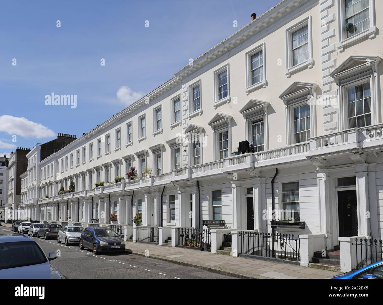 Élégantes maisons de style Régence sur Denbigh place dans le quartier de Pimlico à Londres - entre Westminster et Chelsea. Banque D'Images