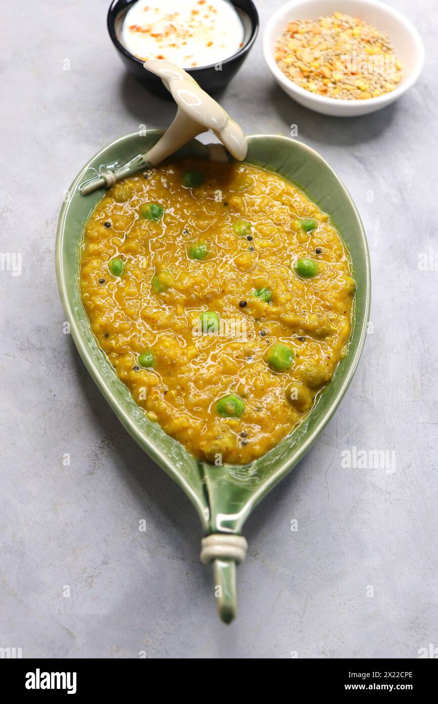 Quinoa dal khichdi sain. Fait avec du quinoa, des lentilles, des légumes et des épices, ce quinoa dal khichdi est un repas nutritif de perte de poids d'un pot. Banque D'Images