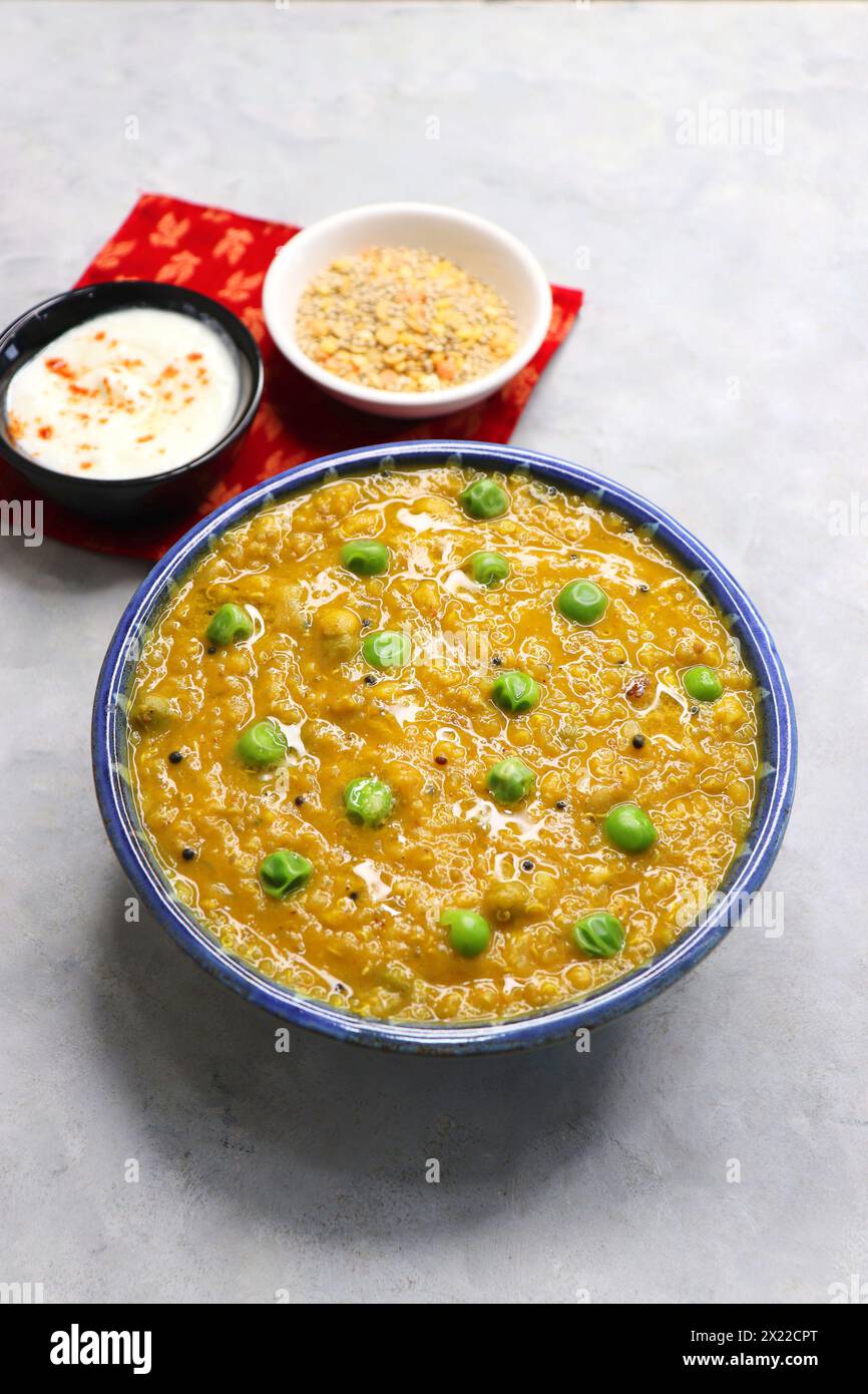 Quinoa dal khichdi sain. Fait avec du quinoa, des lentilles, des légumes et des épices, ce quinoa dal khichdi est un repas nutritif de perte de poids d'un pot. Banque D'Images