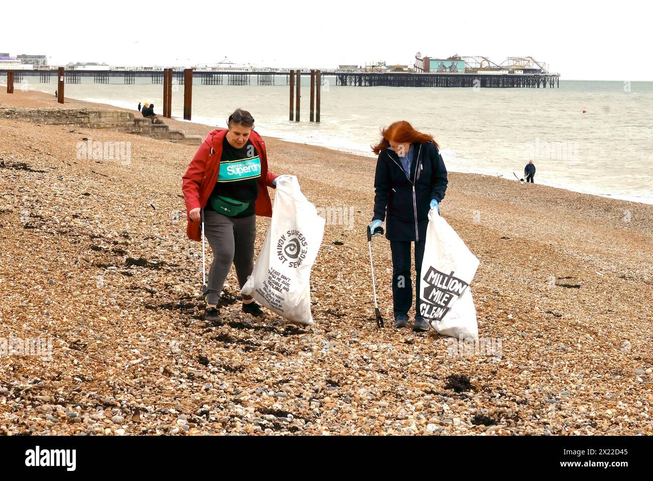 Brighton Beach, ville de Brighton & Hove, East Sussex, Royaume-Uni. Dans le cadre de la Journée mondiale de la Terre, des bénévoles de Legal & General font un nettoyage de plage, passent leur temps à nettoyer Brighton Beach à remplir leurs sacs avec les ordures laissées par les visiteurs de plage et amenées avec la marée. Ils remplissent une moyenne de 12 sacs à chaque nettoyage, qu'ils essaient de faire une fois par semaine, en fonction de la météo et de la marée. Ceci est fait en conjonction avec la campagne million Mile Clean de Surfers contre les eaux usées. 19 avril 2024. David Smith/Alamy Live News Banque D'Images