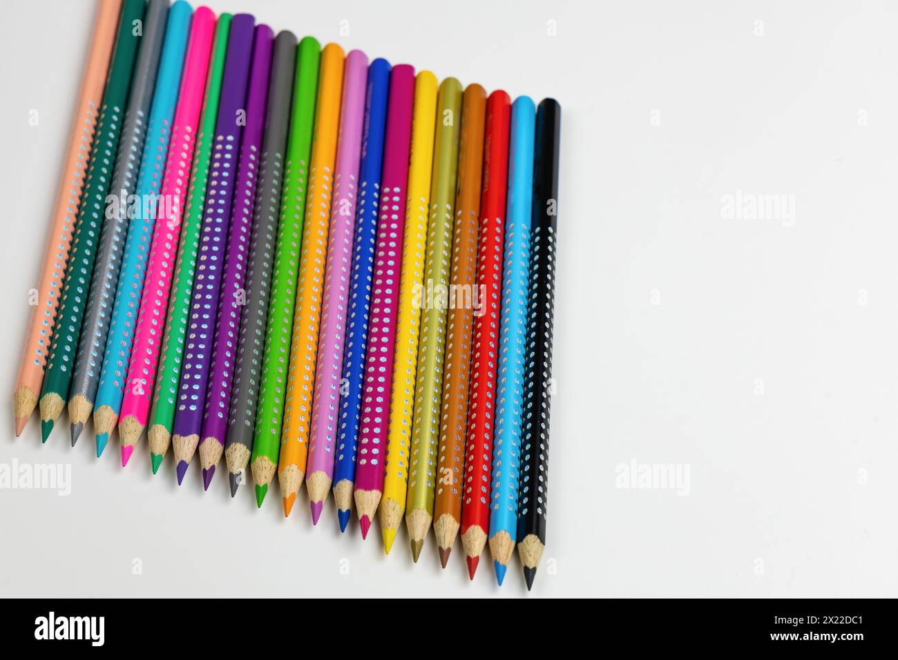 Crayons de couleur pour dessiner diverses couleurs et livre de coloriage pour les enfants. Concept de créativité pour enfants. Banque D'Images