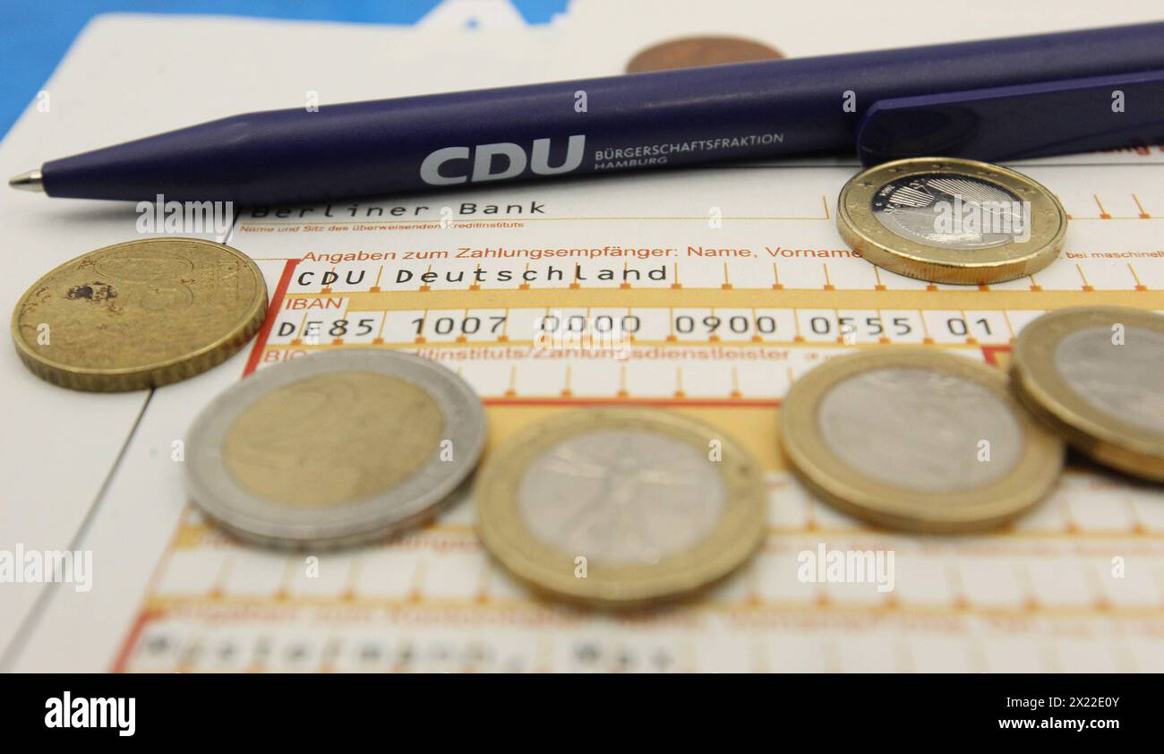 Ein SEPA-Überweisungsformular mit einer Spende an die Christlich Demokratische Union CDU liegt auf einem Schreibtisch. Symbolbild/Symbolfoto. Schnelsen Hambourg *** Un formulaire de transfert SEPA avec un don à l'Union chrétienne-démocrate CDU se trouve sur un bureau image symbole photo symbole Schnelsen Hambourg Banque D'Images