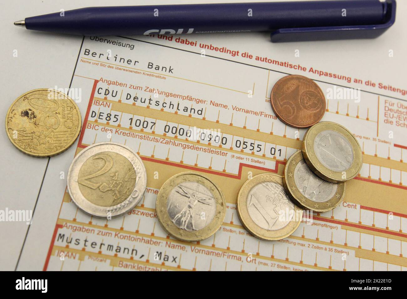 Ein SEPA-Überweisungsformular mit einer Spende an die Christlich Demokratische Union CDU liegt auf einem Schreibtisch. Symbolbild/Symbolfoto. Schnelsen Hambourg *** Un formulaire de transfert SEPA avec un don à l'Union chrétienne-démocrate CDU se trouve sur un bureau image symbole photo symbole Schnelsen Hambourg Banque D'Images