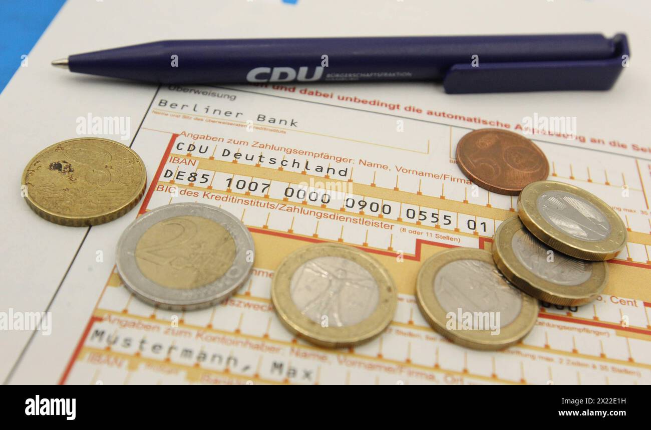 Ein SEPA-Überweisungsformular mit einer Spende an die Christlich Demokratische Union CDU liegt auf einem Schreibtisch. Symbolbild/Symbolfoto. Schnelsen Hambourg *** Un formulaire de transfert SEPA avec un don à l'Union chrétienne-démocrate CDU se trouve sur un bureau image symbole photo symbole Schnelsen Hambourg Banque D'Images