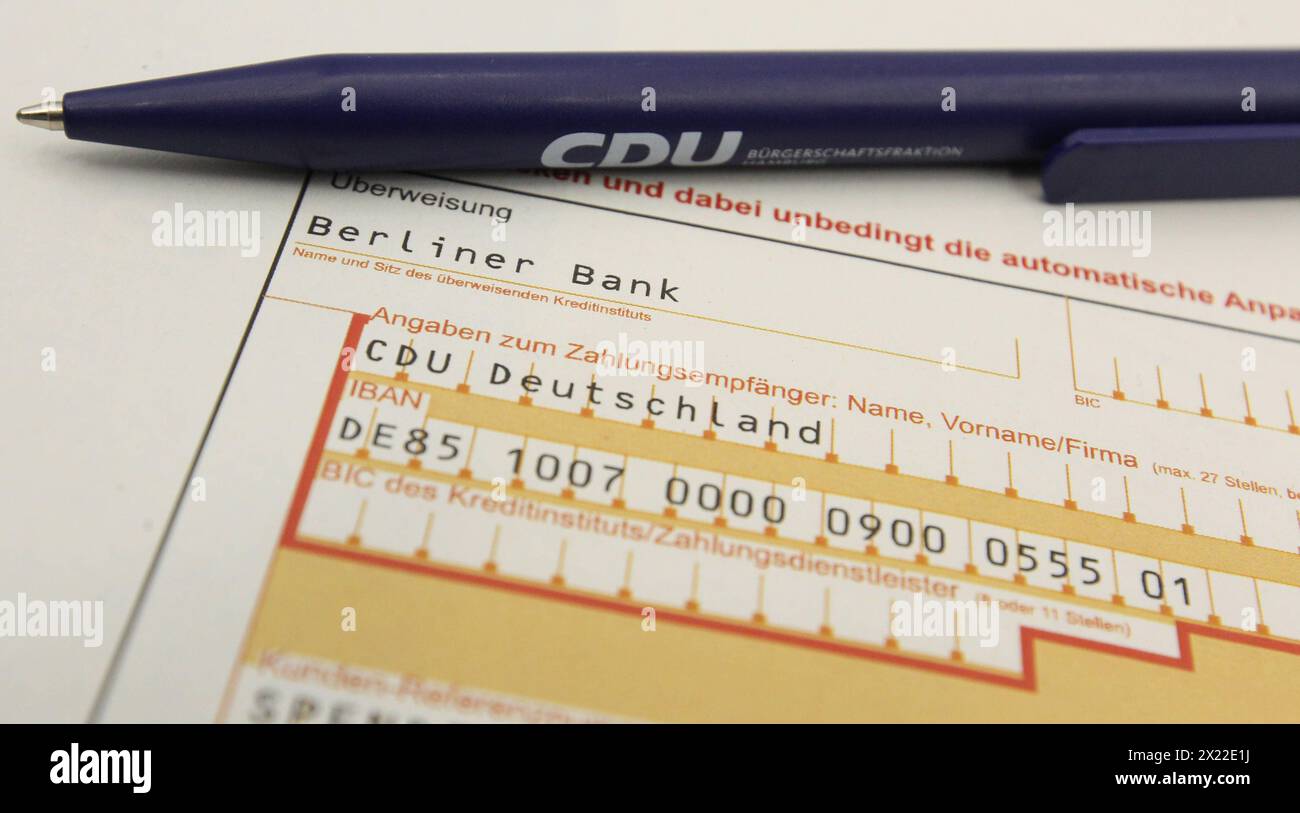 Ein SEPA-Überweisungsformular mit einer Spende an die Christlich Demokratische Union CDU liegt auf einem Schreibtisch. Symbolbild/Symbolfoto. Schnelsen Hambourg *** Un formulaire de transfert SEPA avec un don à l'Union chrétienne-démocrate CDU se trouve sur un bureau image symbole photo symbole Schnelsen Hambourg Banque D'Images