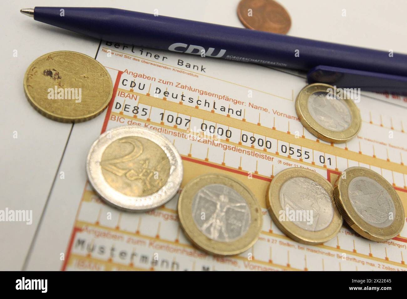 Ein SEPA-Überweisungsformular mit einer Spende an die Christlich Demokratische Union CDU liegt auf einem Schreibtisch. Symbolbild/Symbolfoto. Schnelsen Hambourg *** Un formulaire de transfert SEPA avec un don à l'Union chrétienne-démocrate CDU se trouve sur un bureau image symbole photo symbole Schnelsen Hambourg Banque D'Images