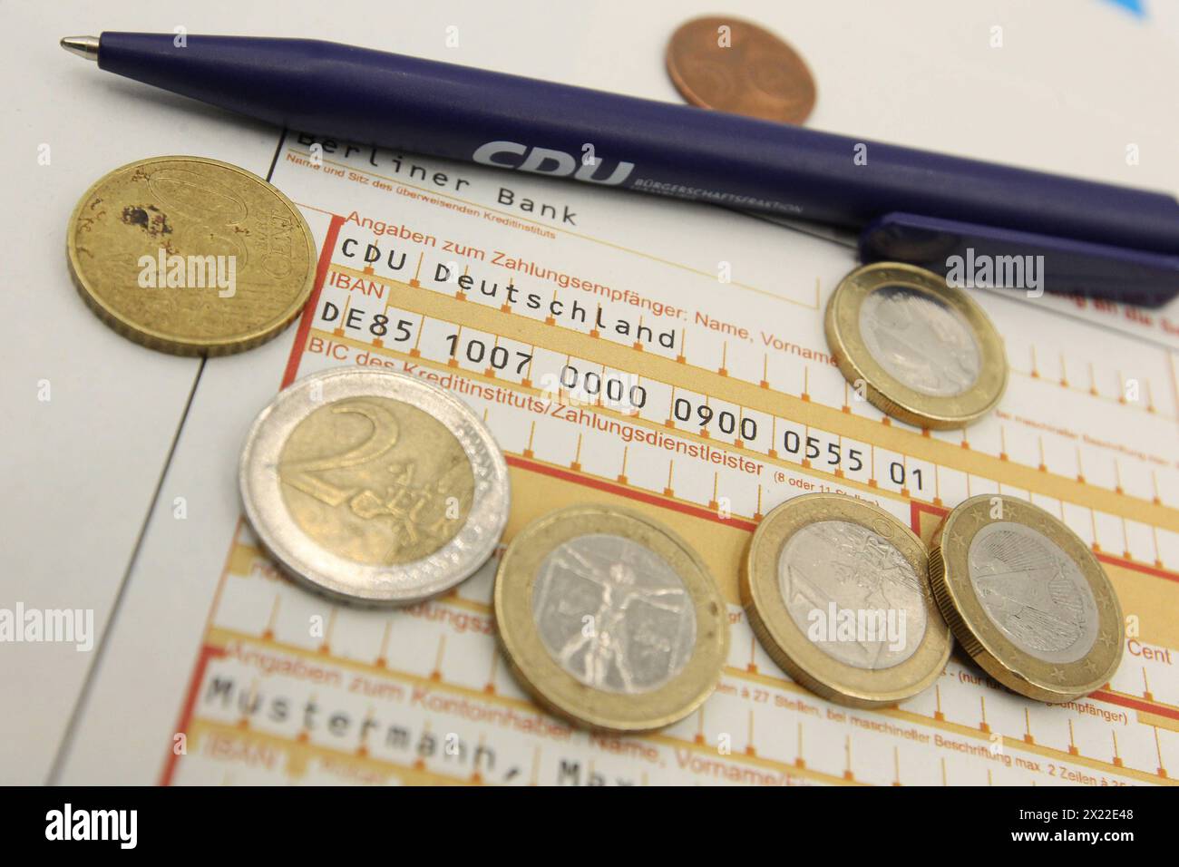 Ein SEPA-Überweisungsformular mit einer Spende an die Christlich Demokratische Union CDU liegt auf einem Schreibtisch. Symbolbild/Symbolfoto. Schnelsen Hambourg *** Un formulaire de transfert SEPA avec un don à l'Union chrétienne-démocrate CDU se trouve sur un bureau image symbole photo symbole Schnelsen Hambourg Banque D'Images