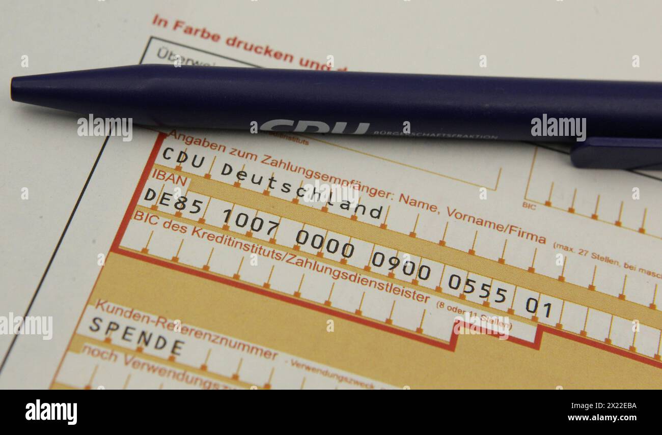 Ein SEPA-Überweisungsformular mit einer Spende an die Christlich Demokratische Union CDU liegt auf einem Schreibtisch. Symbolbild/Symbolfoto. Schnelsen Hambourg *** Un formulaire de transfert SEPA avec un don à l'Union chrétienne-démocrate CDU se trouve sur un bureau image symbole photo symbole Schnelsen Hambourg Banque D'Images
