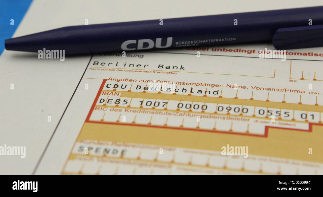 Ein SEPA-Überweisungsformular mit einer Spende an die Christlich Demokratische Union CDU liegt auf einem Schreibtisch. Symbolbild/Symbolfoto. Schnelsen Hambourg *** Un formulaire de transfert SEPA avec un don à l'Union chrétienne-démocrate CDU se trouve sur un bureau image symbole photo symbole Schnelsen Hambourg Banque D'Images