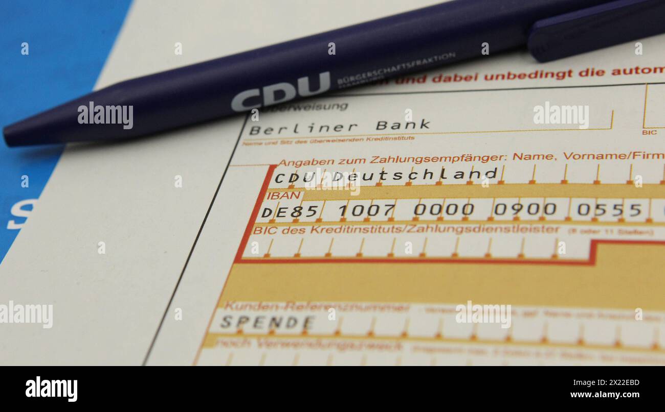 Ein SEPA-Überweisungsformular mit einer Spende an die Christlich Demokratische Union CDU liegt auf einem Schreibtisch. Symbolbild/Symbolfoto. Schnelsen Hambourg *** Un formulaire de transfert SEPA avec un don à l'Union chrétienne-démocrate CDU se trouve sur un bureau image symbole photo symbole Schnelsen Hambourg Banque D'Images