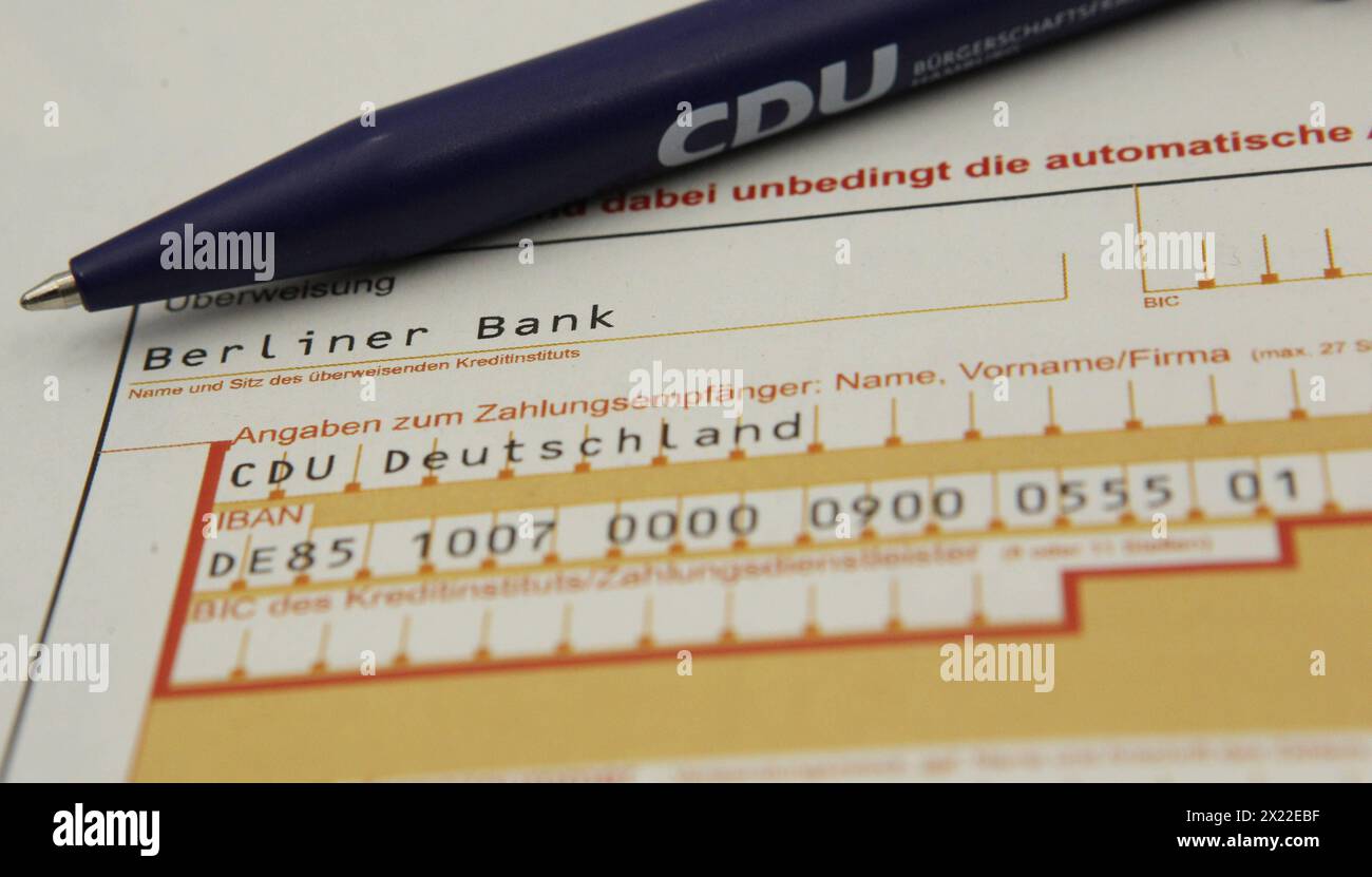 Ein SEPA-Überweisungsformular mit einer Spende an die Christlich Demokratische Union CDU liegt auf einem Schreibtisch. Symbolbild/Symbolfoto. Schnelsen Hambourg *** Un formulaire de transfert SEPA avec un don à l'Union chrétienne-démocrate CDU se trouve sur un bureau image symbole photo symbole Schnelsen Hambourg Banque D'Images