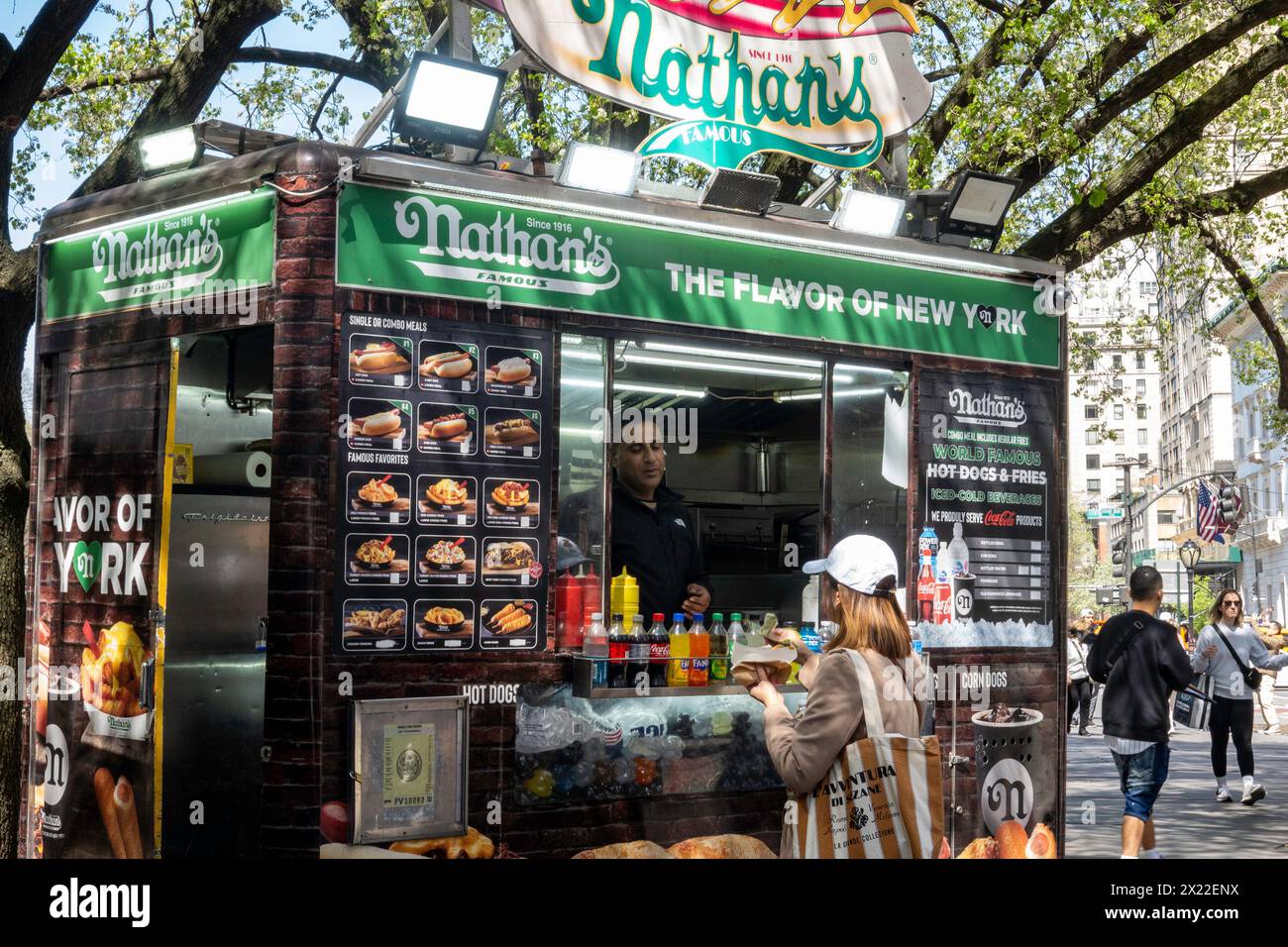 Nathan's Famous Hot Dogs & Crinkle-Cut French Fries Food Cart, NYC, États-Unis, 2024 Banque D'Images