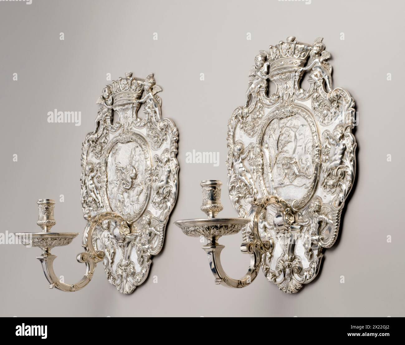 Paire d'appliques murales, 1730/31. Ces appliques ornées de façon extravagante faisaient à l'origine partie d'une impressionnante collection d'argent amassée par George Booth, deuxième comte de Warrington. Ils proviennent d'un ensemble de six faits pour la chambre du comte dans sa propriété de campagne. Au centre de chacun, une image modelée en relief illustre une histoire des Métamorphoses d'Ovide : l'une représente Phaéthon tombant du char du soleil tandis que l'autre montre Narcisse transfixé par son reflet dans un étang immobile. Banque D'Images