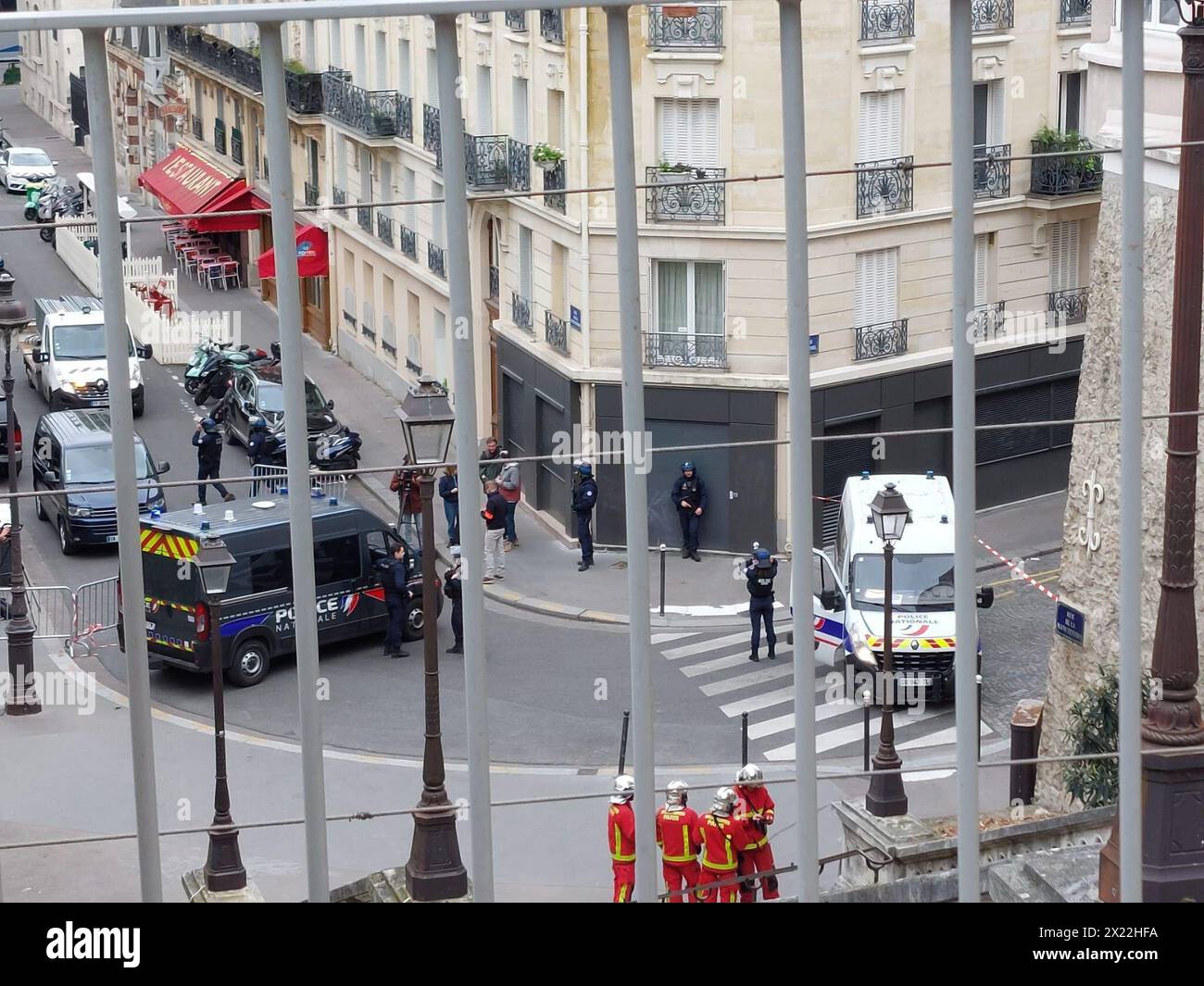 Paris, France. 19 avril 2024. Un homme est enterré dans le consulat iranien à Paris et menace de se faire exploser, selon les rapports. 19 avril 2024 crédit : MAXPPP/Alamy Live News Banque D'Images