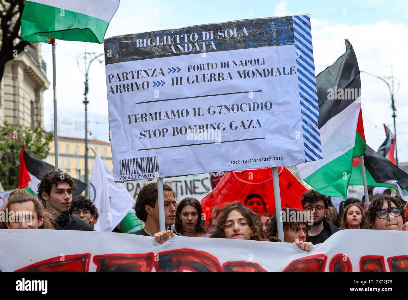 Naples, Italie, 19 avril 2024. Les gens lors de la manifestation à Naples, contre le G7 des ministres des Affaires étrangères à Capri, et en solidarité avec le peuple palestinien. Crédit : Marco Cantile/Alamy Live News Banque D'Images