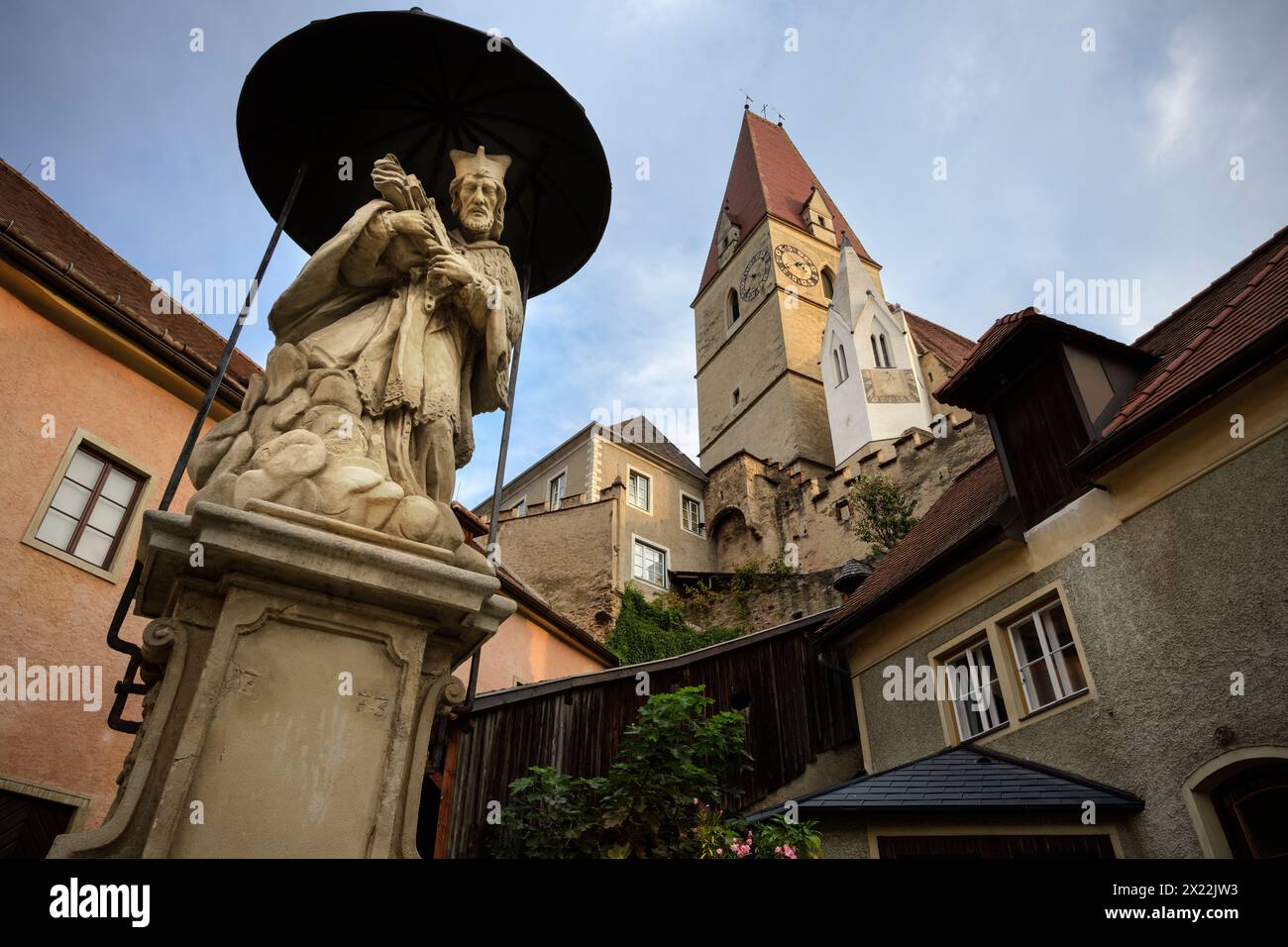 Sculpture en pierre sur le parvis de l’église paroissiale de l’Assomption de Marie, patrimoine mondial de l’UNESCO “paysage culturel Wachau”, Weißenkirchen in d Banque D'Images