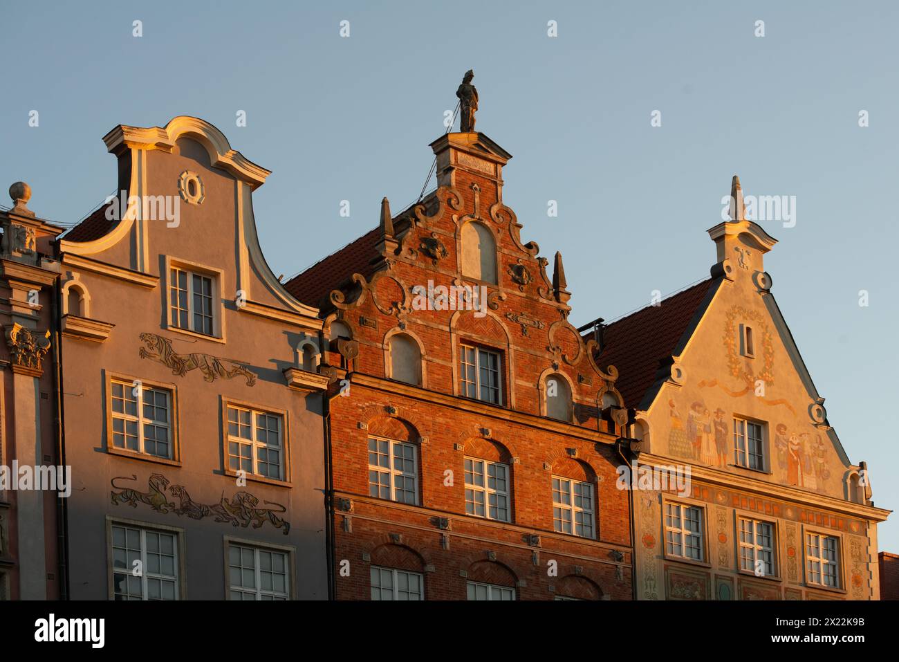 Gdansk, Dantzig ; façades de maisons patriciennes historiques décorées de sculptures et de peintures, Pologne Banque D'Images