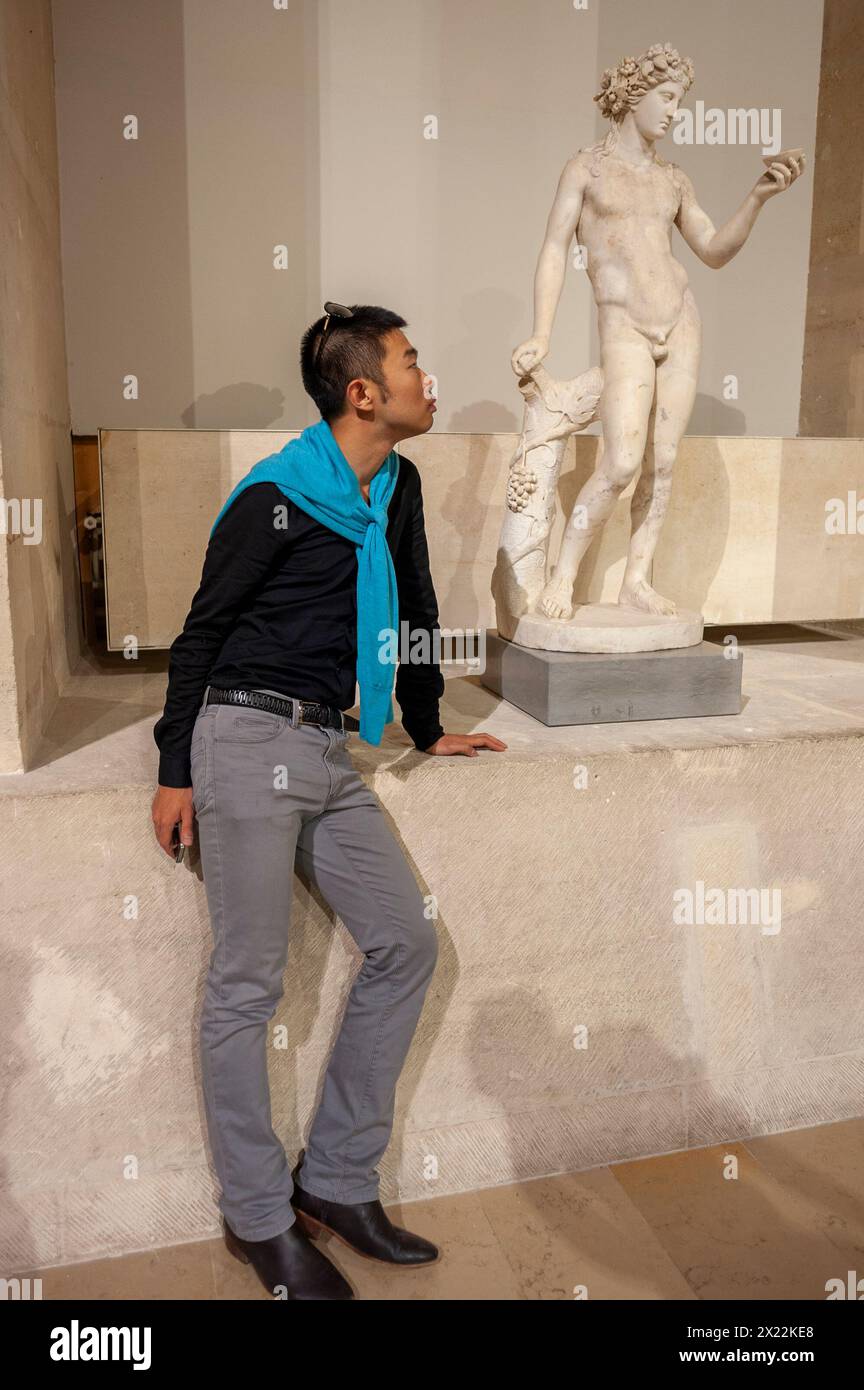 Paris, France, jeune Chinois, touriste, visite de sculptures classiques exposition à l'intérieur du Musée du Grand Louvre Banque D'Images