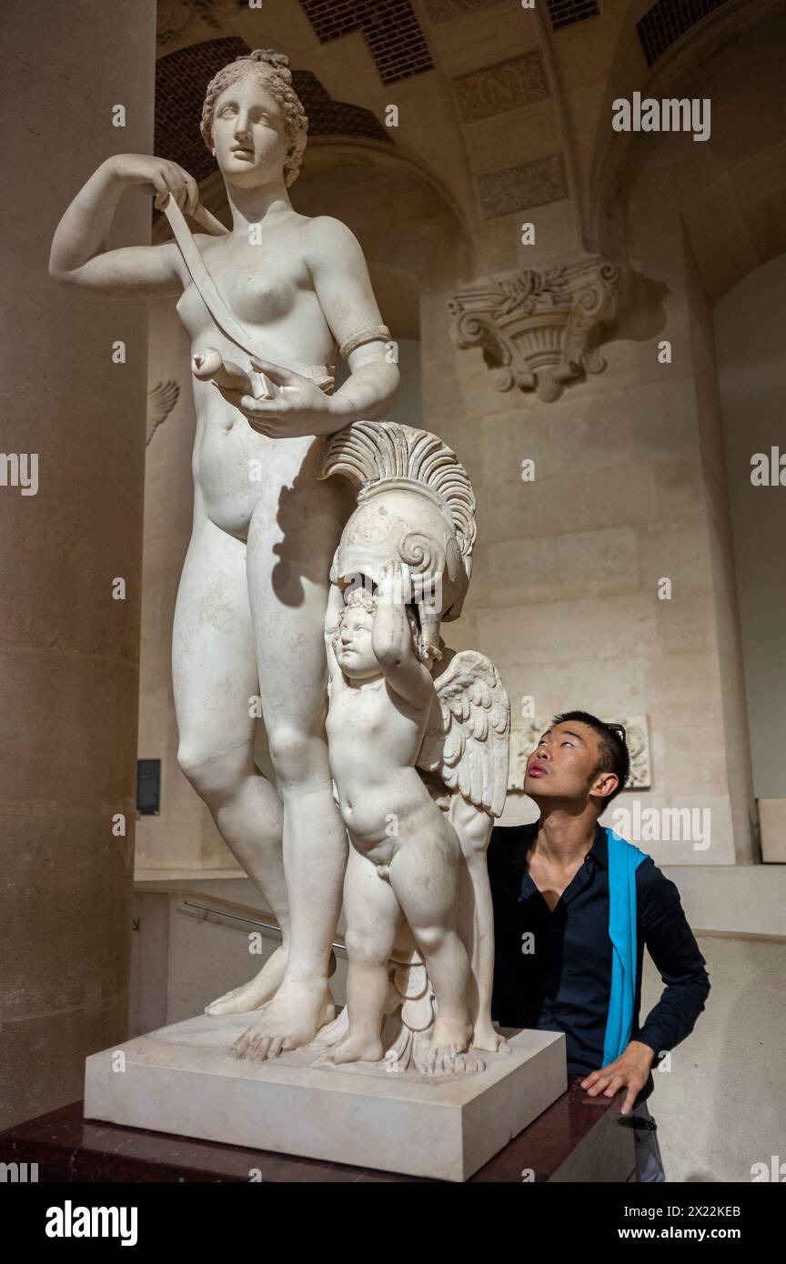 Paris, France, jeune Chinois, touriste, visite de sculptures classiques exposition à l'intérieur du Musée du Grand Louvre Banque D'Images