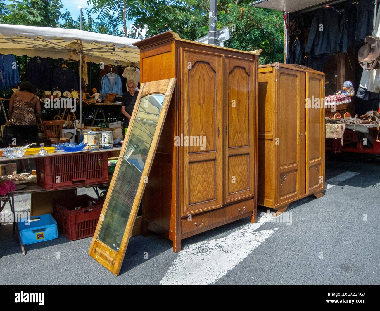 MONTREUIL (Paris), France, meubles antiques français sur la scène de rue d'affichage, achats d'objets vintage d'occasion dans le marché aux puces, banlieues, placard Banque D'Images