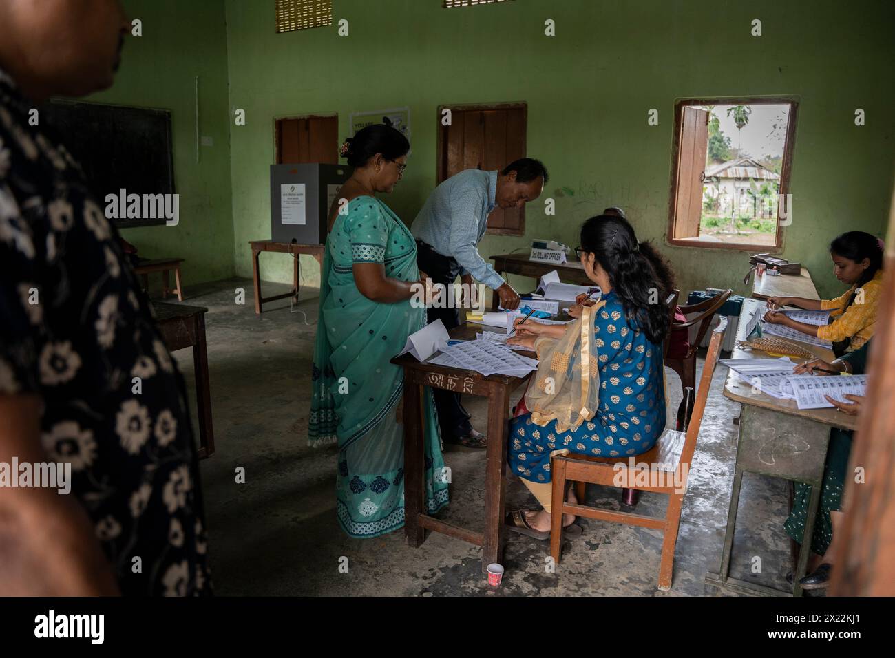 BOKAKHAT, INDE - 19 AVRIL : les électeurs d'un bureau de vote voteront lors de la première phase des élections générales indiennes le 19 avril 2024 à Bokakhat, Assam, Inde. Près d'un milliard d'Indiens votent pour élire un nouveau gouvernement dans le cadre de sondages parlementaires de six semaines à compter d'aujourd'hui. Banque D'Images