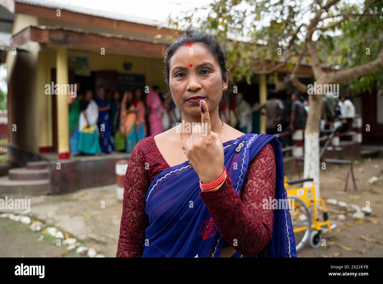 BOKAKHAT, INDE - 19 AVRIL : une femme montre son doigt marqué après avoir voté lors de la première phase des élections législatives indiennes le 19 avril 2024 à Bokakhat, Assam, Inde. Près d'un milliard d'Indiens votent pour élire un nouveau gouvernement dans le cadre de sondages parlementaires de six semaines à compter d'aujourd'hui. Crédit : David Talukdar/Alamy Live News Banque D'Images